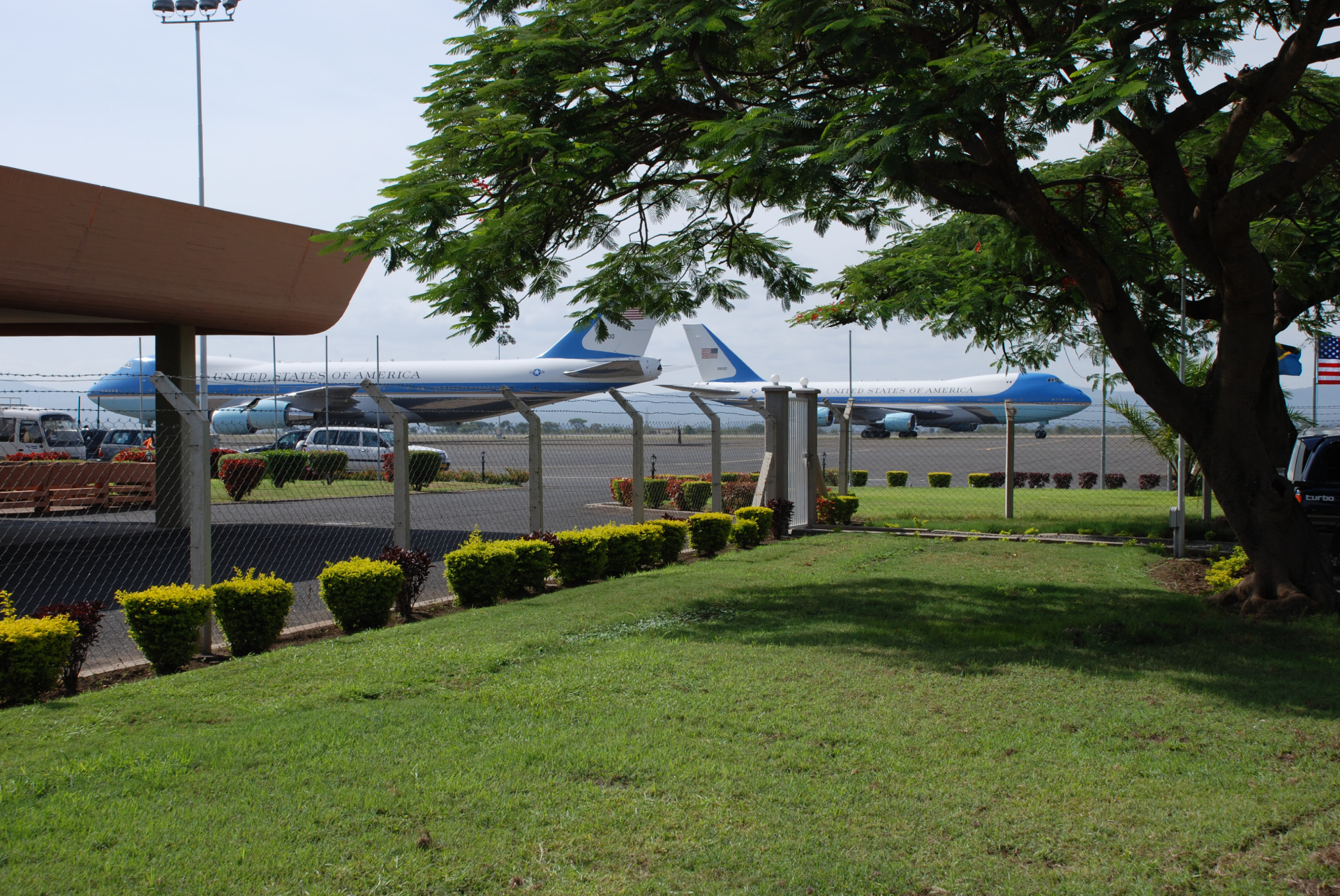 Air_Force_One_at_Kilimanjaro_Airport